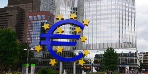 Евро после рекордных значений начала недели потеряло почти 30 рублей