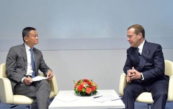 Медведев обсудил перспективы работы компании Alibaba в РФ с ее основателем